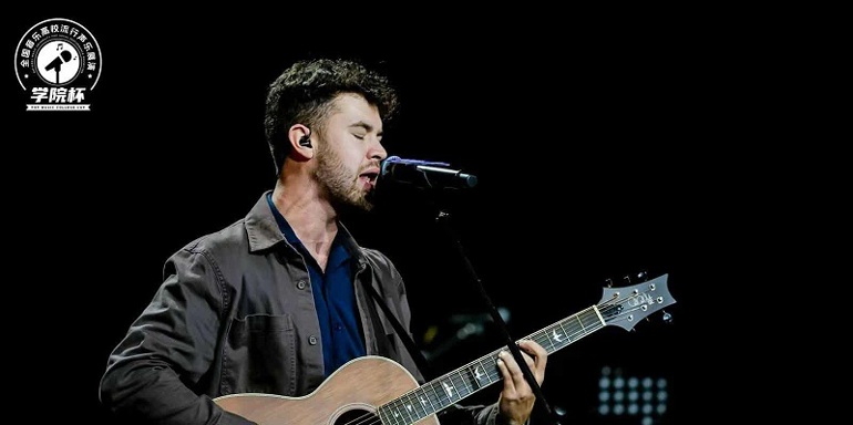 Leo Hicks on stage in pop vocal competition in China